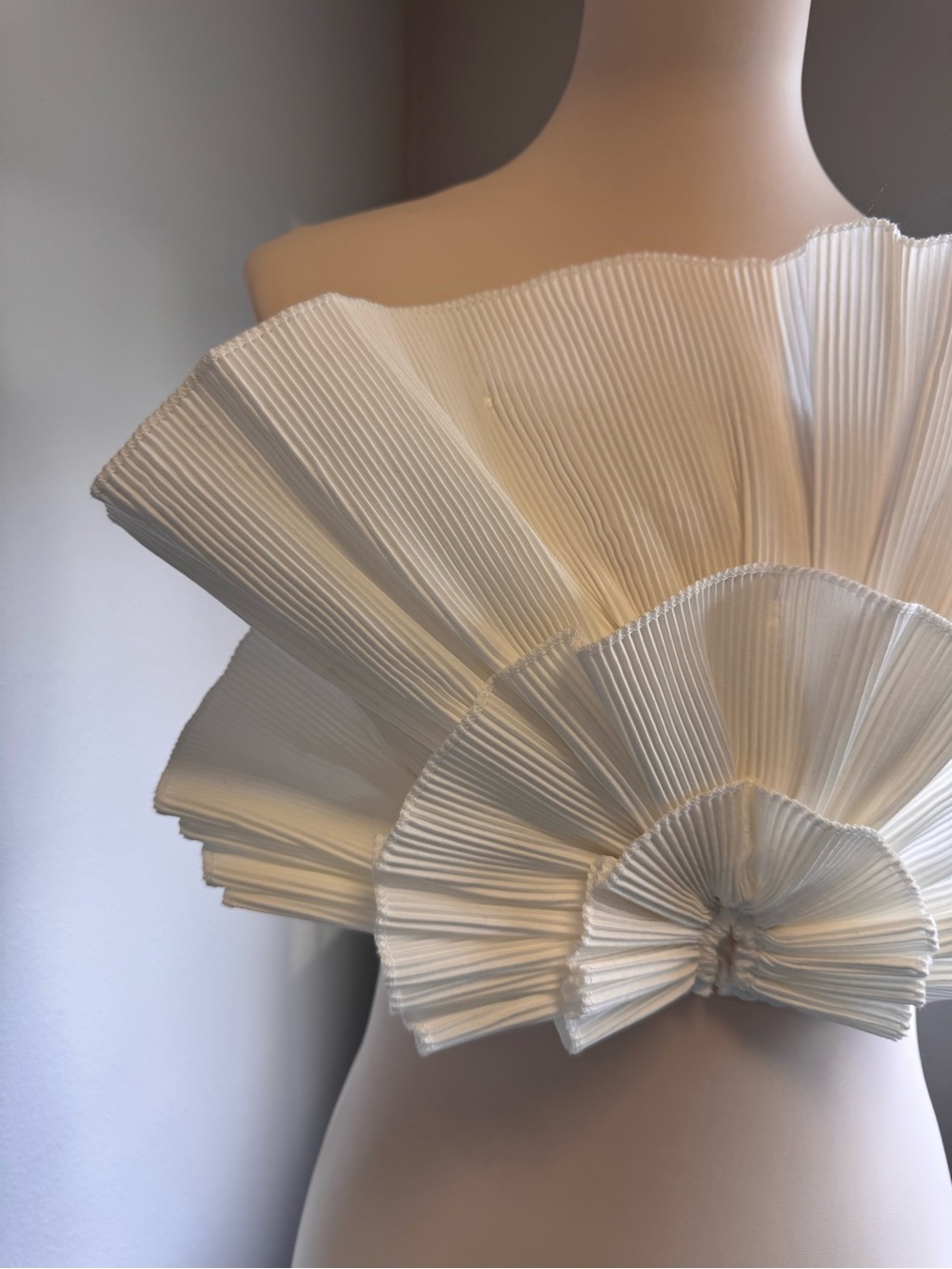 White Pleated Ruffle Shell Tube Crop Top - Picture 3 of 7